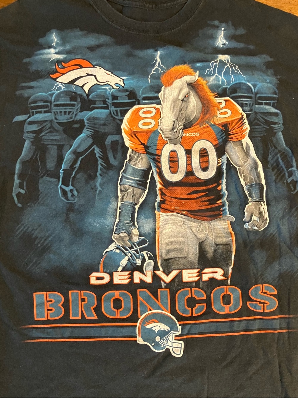 VTG Denver Broncos T-Shirt XL READ Lightning Football AFC West NFL Majestic Rare